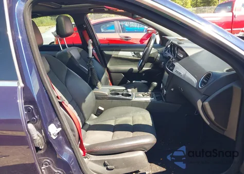 2013 Mercedes-Benz C 300 Sport 4Matic z USA, uszkodzony, nr VIN WDDGF8AB1DR242153